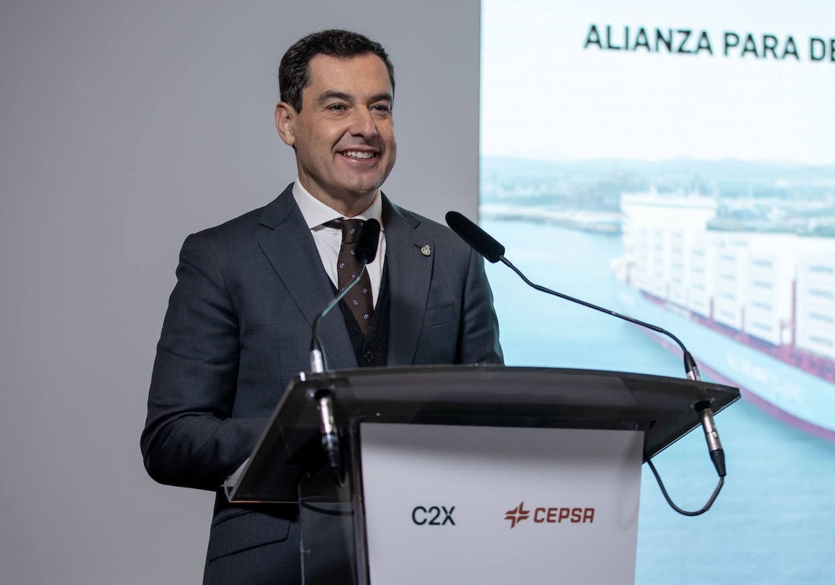 Juanma Moreno, presidente de la Junta de Andalucía, este miércoles en la presentación del proyecto de la planta de metanol de Cepsa y C2X en Huelva