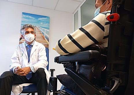 Imagen secundaria 1 -  El día de la boda del primo Joaquín, con Juan Antonio, en medio, junto a su madre. En el libro de honor puso «misión cumplida». Debajo, con el doctor Jaime Boceta, jefe del equipo de soporte de Cuidados Paliativos del Virgen Macarena. A la derecha, Juan Antonio con su madre, Margarita López