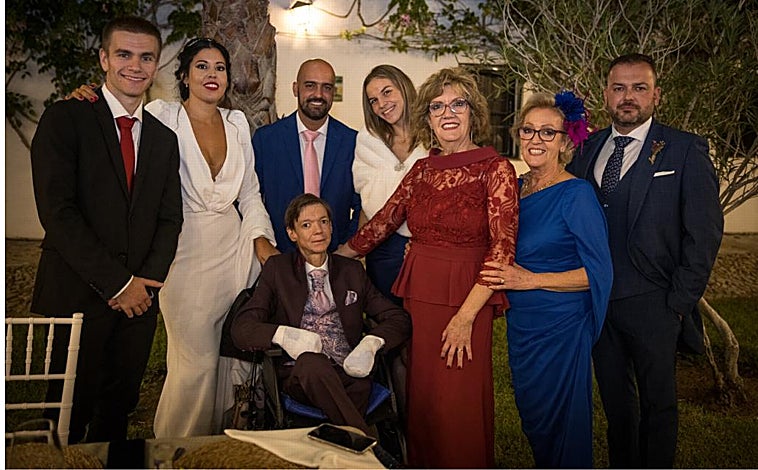 Imagen principal -  El día de la boda del primo Joaquín, con Juan Antonio, en medio, junto a su madre. En el libro de honor puso «misión cumplida». Debajo, con el doctor Jaime Boceta, jefe del equipo de soporte de Cuidados Paliativos del Virgen Macarena. A la derecha, Juan Antonio con su madre, Margarita López