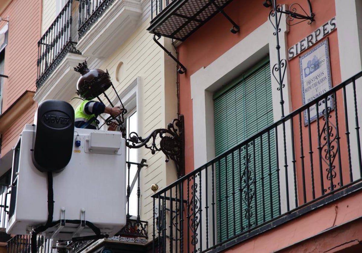 Las primeras farolas fernandinas se han instalado este jueves en la calle Sierpes