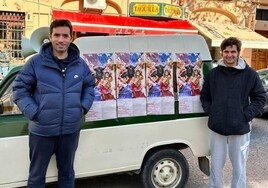 Morante se pasea por el Arenal de Sevilla con una furgoneta R4 para publicitar los encierros de La Puebla del Río