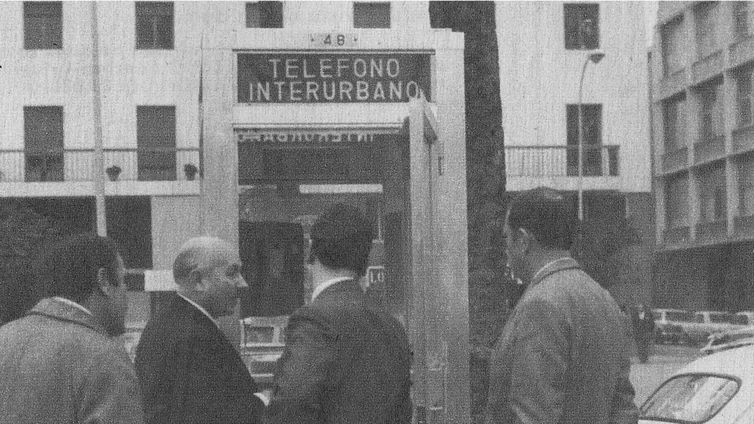 Recuerdos de la primera cabina de teléfono de Sevilla