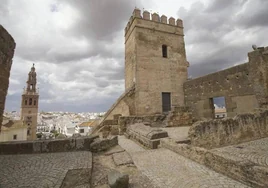 ¿Cuál es el pueblo de Sevilla conocido como 'el lucero de Europa' y por qué se le llama así?