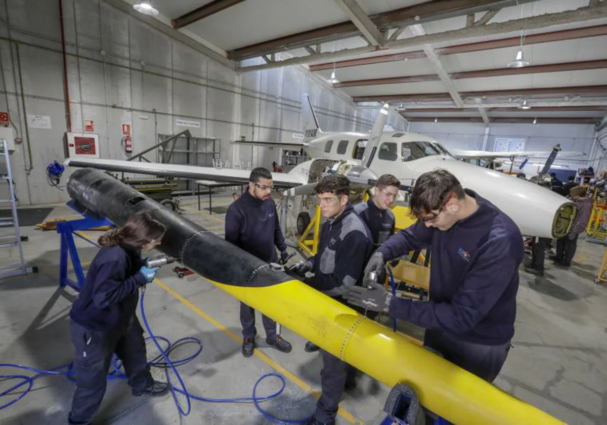 Aprendiendo con aviones coches y trenes aut nticos en la FP de