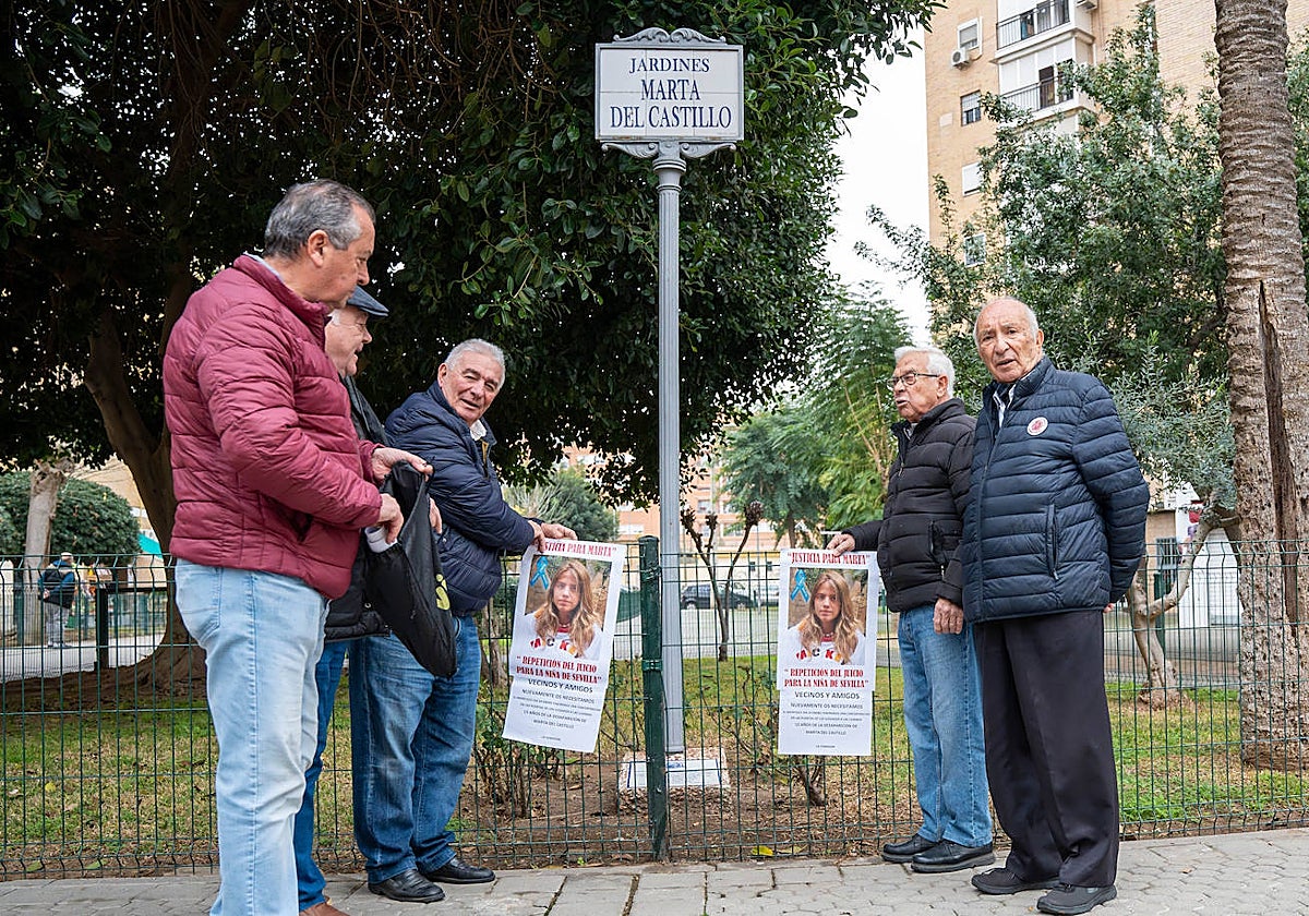 El abuelo de Marta, a la derecha de la foto, junto a un grupo de amigos en la pegada de carteles este lunes