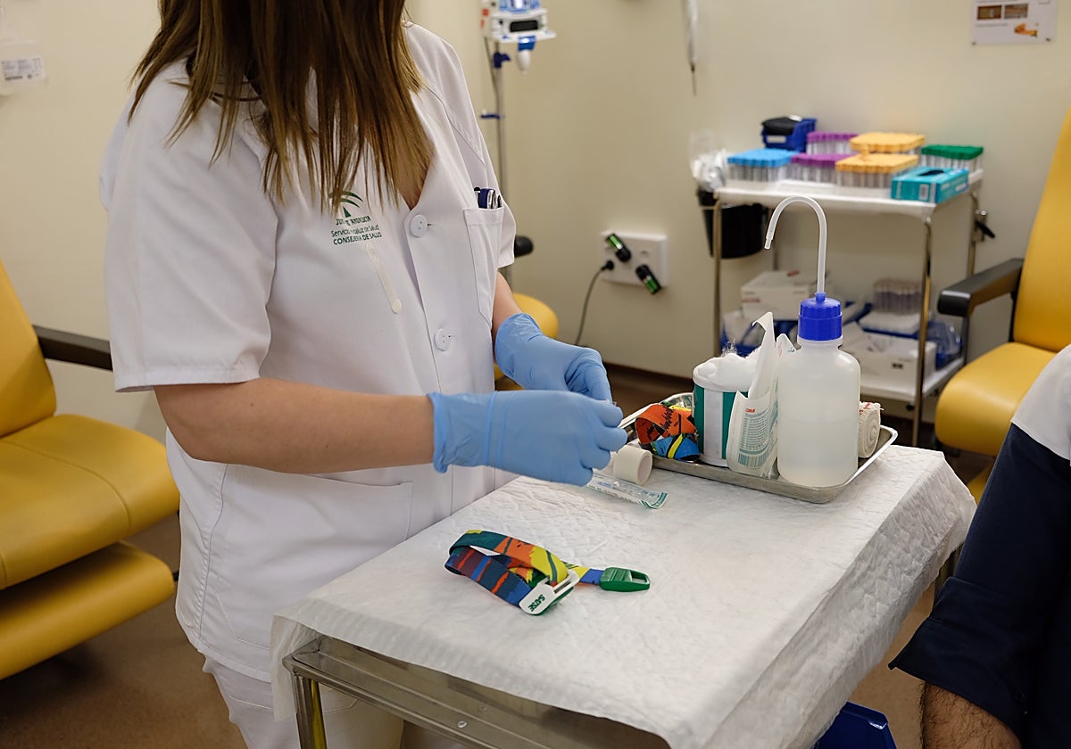 Una profesional de un centro sanitario sevillano