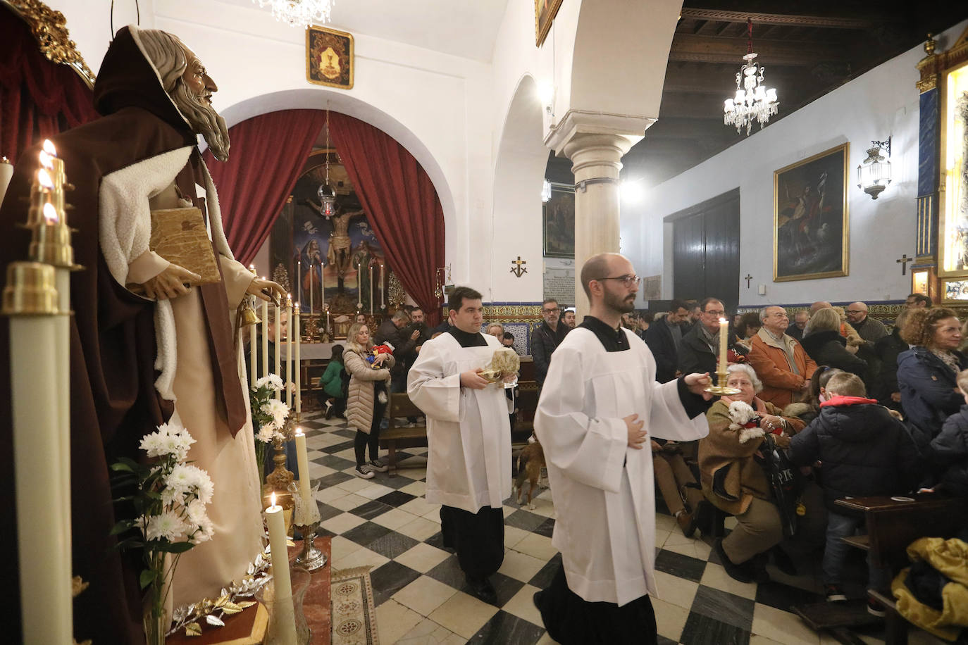 La Pastora de Santa Marina acoge la tradicional bendición de animales por San Antón