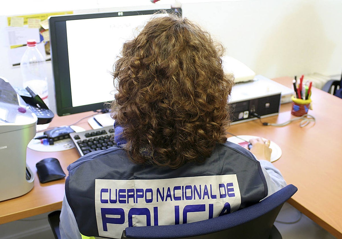 Imagen de archivo de un agente de la Policía Nacional revisando información del caso