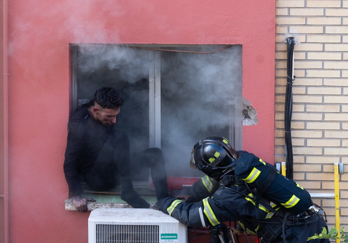 Imagen de archivo de un bombero actuando en un piso durante un incendio