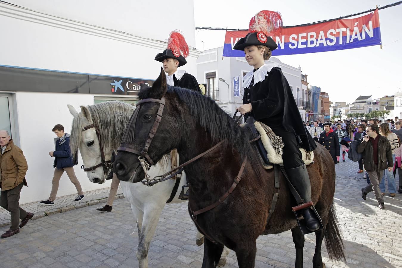 Momentos del encierro celebrado este sábado en La Puebla del Río