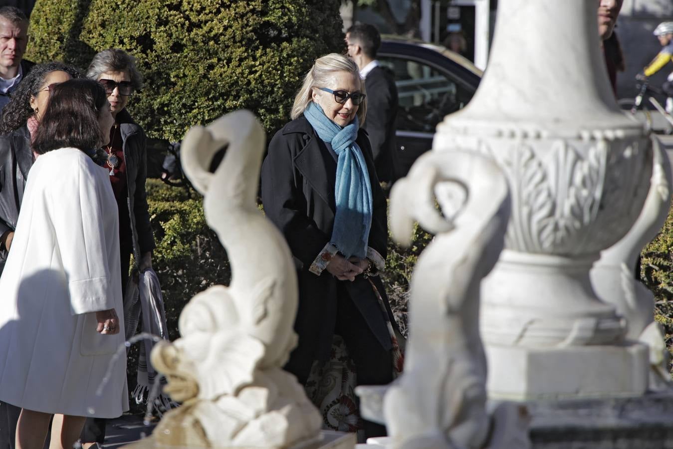 Hillary Clinton, en su visita a la Plaza de España y el Archivo de Indias