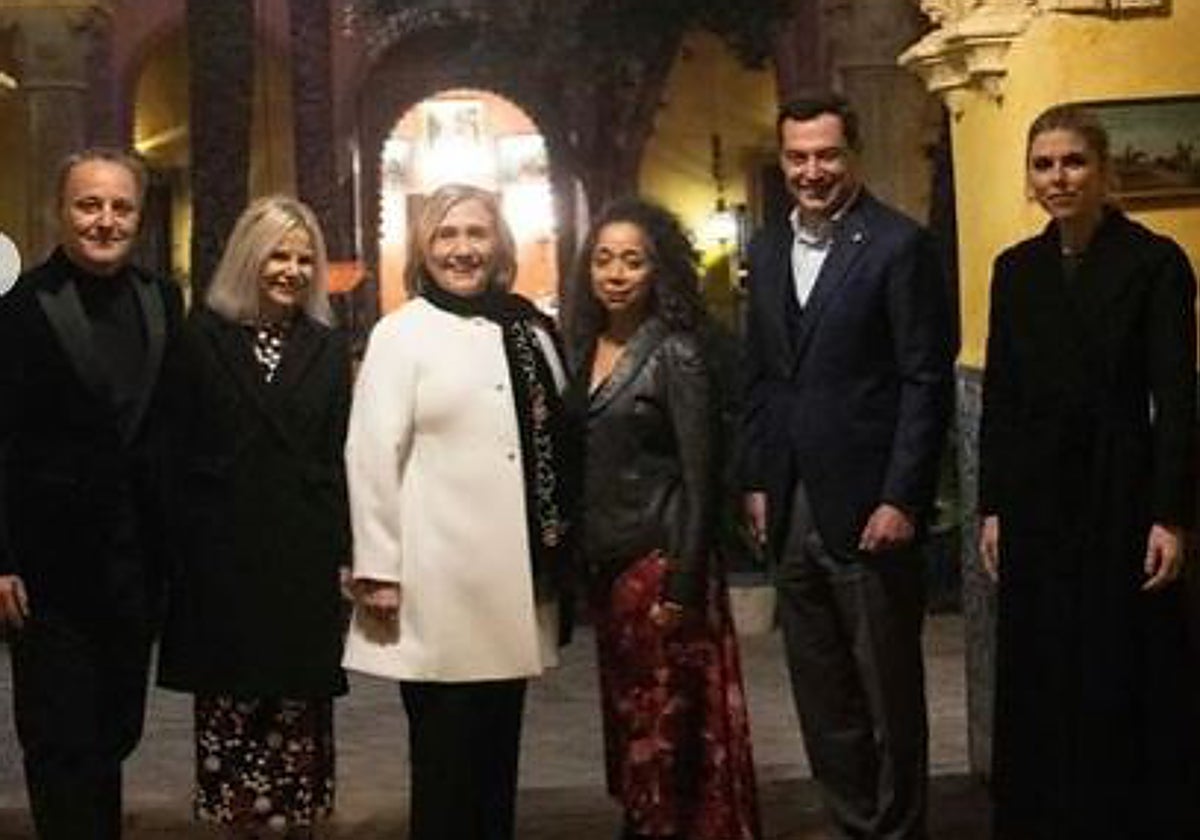 Hillary Clinton junto con Eugenia Martínez de Irujo y el presidente de la Junta de Andalucía Juanma Moreno