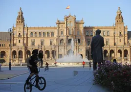 Detienen a dos tironeros por robar a una joven en la Plaza de España de Sevilla tras un forcejeo con policías