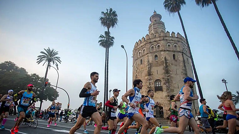 La EDP Media Maratón 2020, a su paso por delante de la Torre del Oro