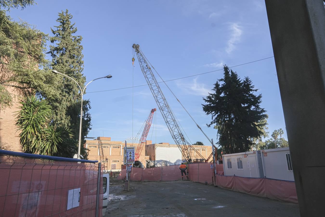 Los operarios y las grúas han comenzado ya las obras en la antigua fábrica de tabacos, junto al río