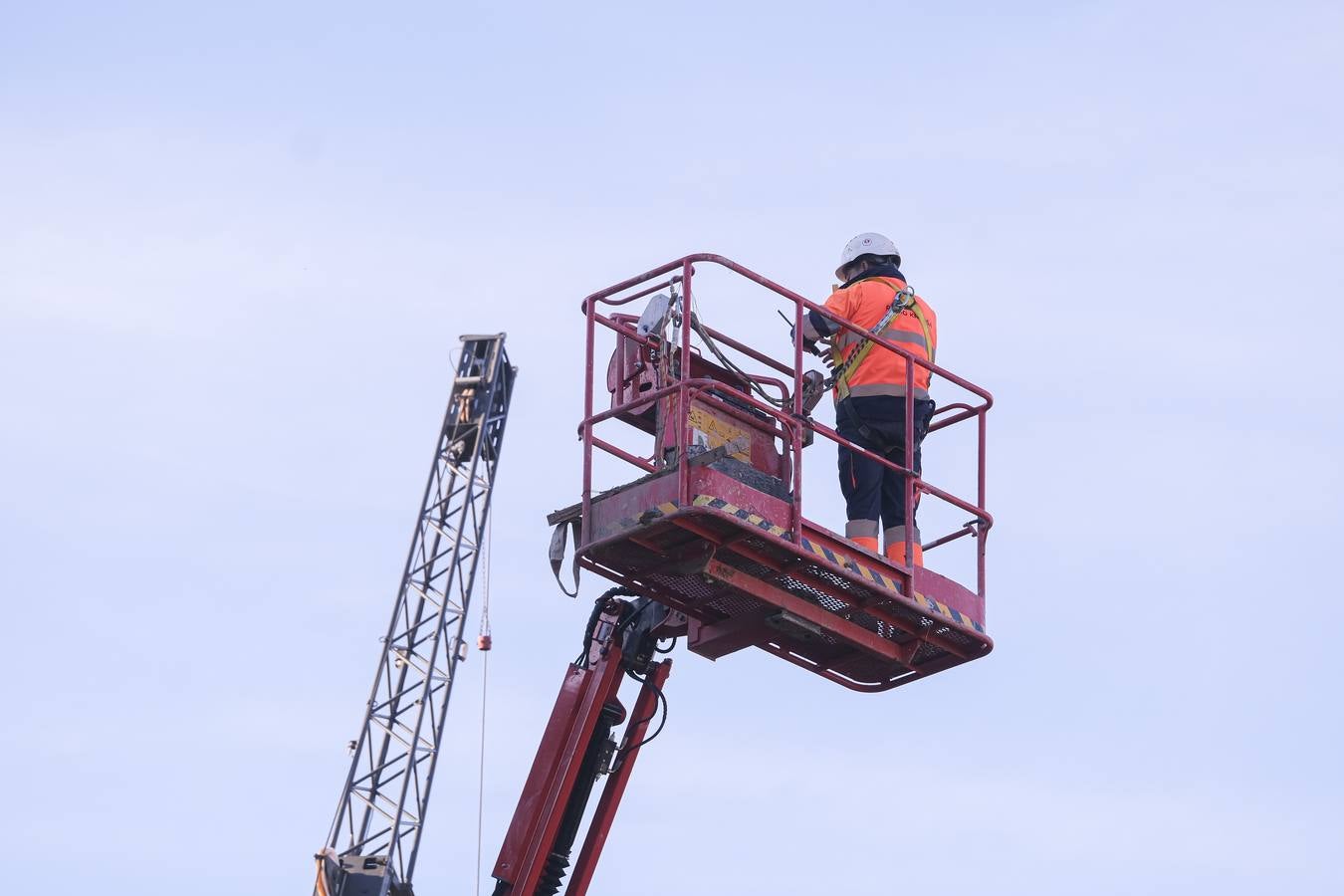 Los operarios y las grúas han comenzado ya las obras en la antigua fábrica de tabacos, junto al río