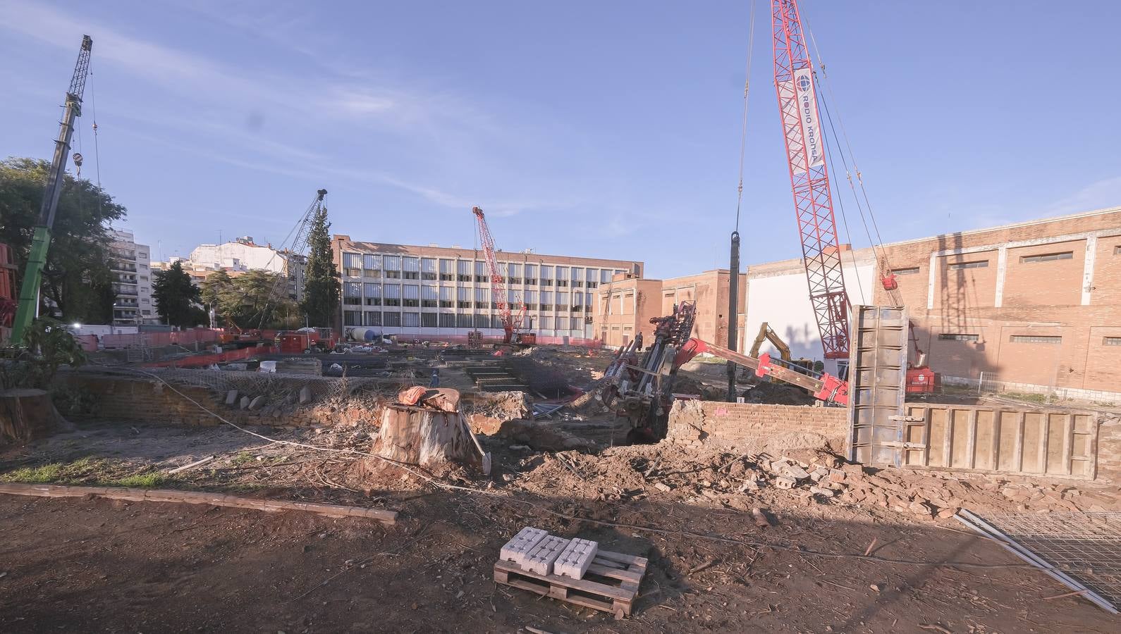 Los operarios y las grúas han comenzado ya las obras en la antigua fábrica de tabacos, junto al río