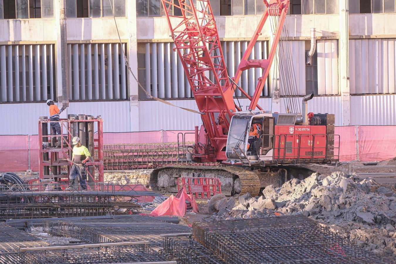 Los operarios y las grúas han comenzado ya las obras en la antigua fábrica de tabacos, junto al río
