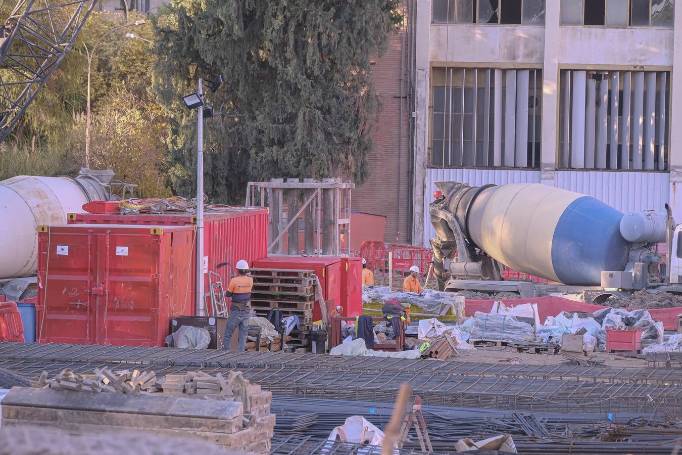 Los operarios y las grúas han comenzado ya las obras en la antigua fábrica de tabacos, junto al río