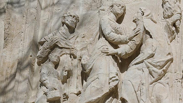 Detalles del relieve de la portada del convento de Santa Isabel