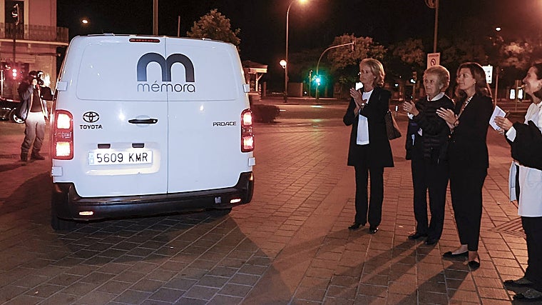 Aplauso de la familia Queipo de Llano a la salida de los restos del general y su mujer