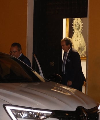 Imagen secundaria 2 - Arriba, los redactores de ABC de Sevilla Jesús Bayort y Manuel Luna contemplan la llegada de la familia Queipo de Llano a las dependencias de la Basílica de la Macarena. Abajo a la izquierda, la familia Bohórquez. A la derecha, el hermano mayor de la Macarena, José Antonio Fernández Cabrero