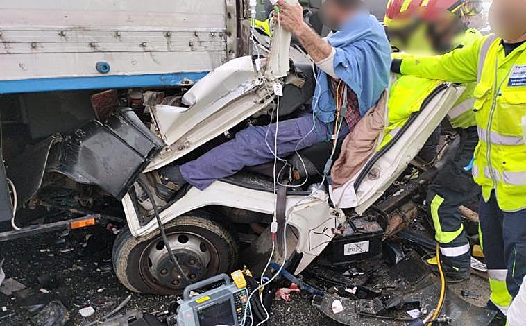 Imagen principal - Imágenes del accidente mortal