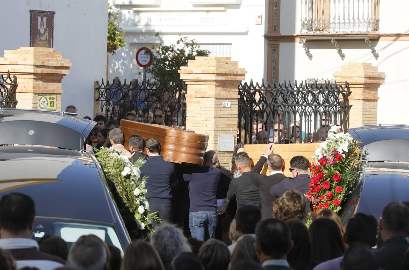 Multitudinario adiós a la familia de Morón fallecida en accidente de tráfico cuando viajaban para ver al Sevilla en Copa 