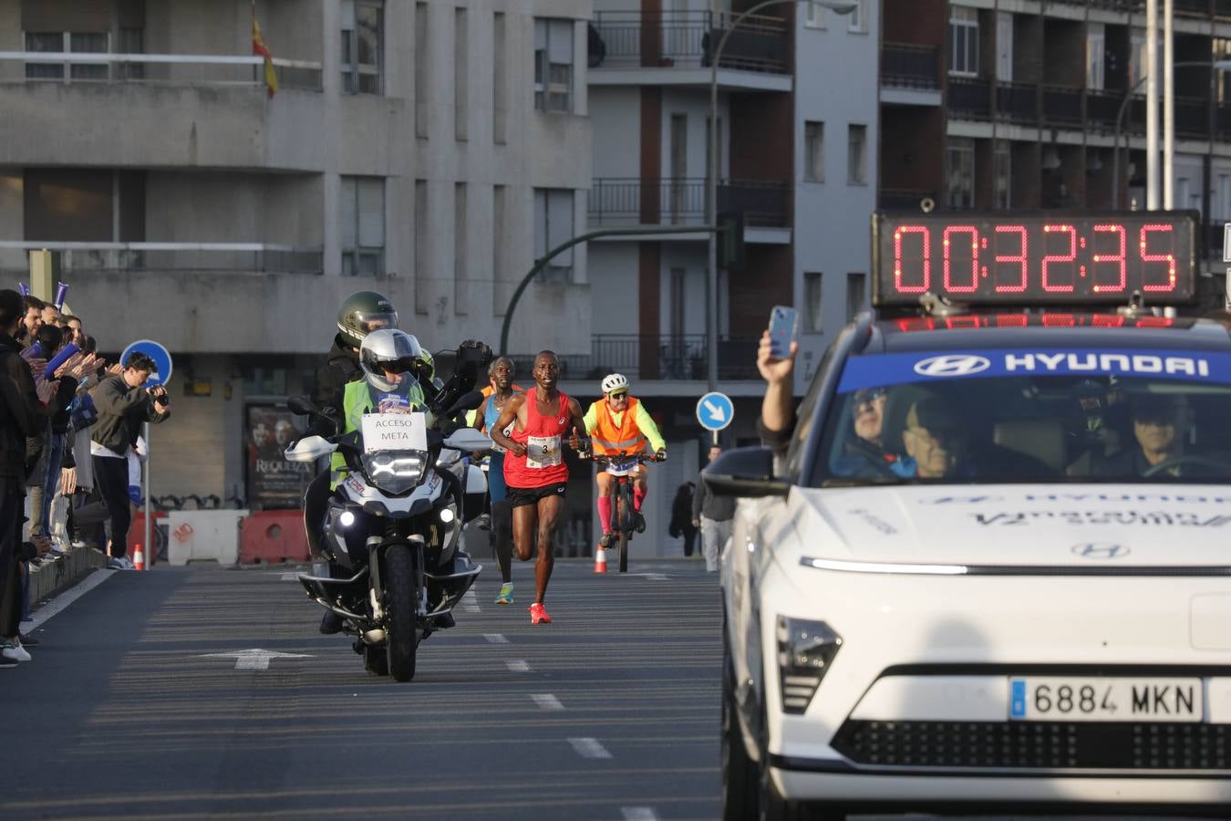 Instantes de los últimos metros de la prueba y los ganadores posando con sus trofeos