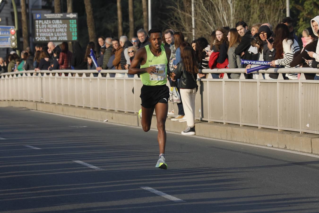 Instantes de los últimos metros de la prueba y los ganadores posando con sus trofeos