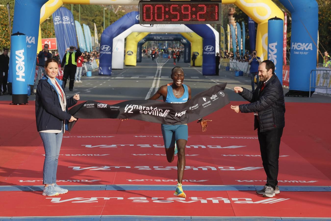 Instantes de los últimos metros de la prueba y los ganadores posando con sus trofeos