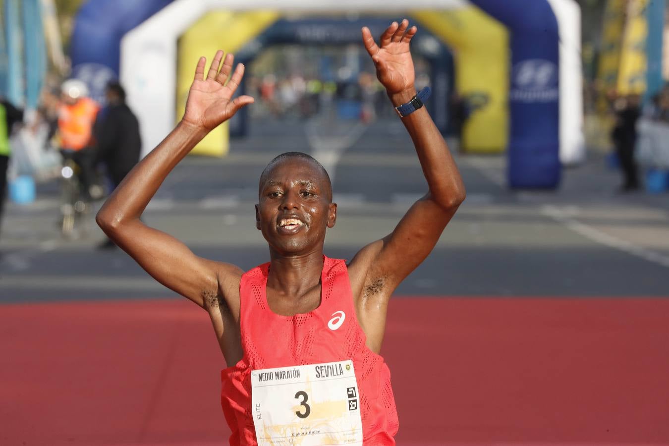 Instantes de los últimos metros de la prueba y los ganadores posando con sus trofeos