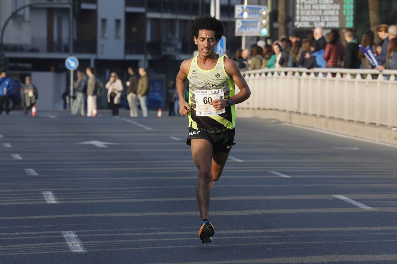 Instantes de los últimos metros de la prueba y los ganadores posando con sus trofeos