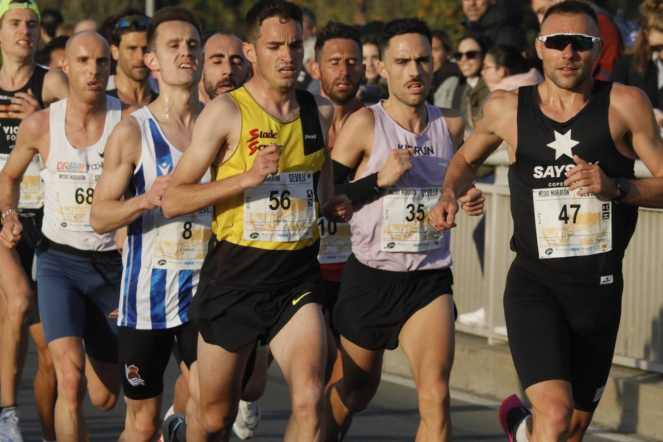 Instantes de los últimos metros de la prueba y los ganadores posando con sus trofeos