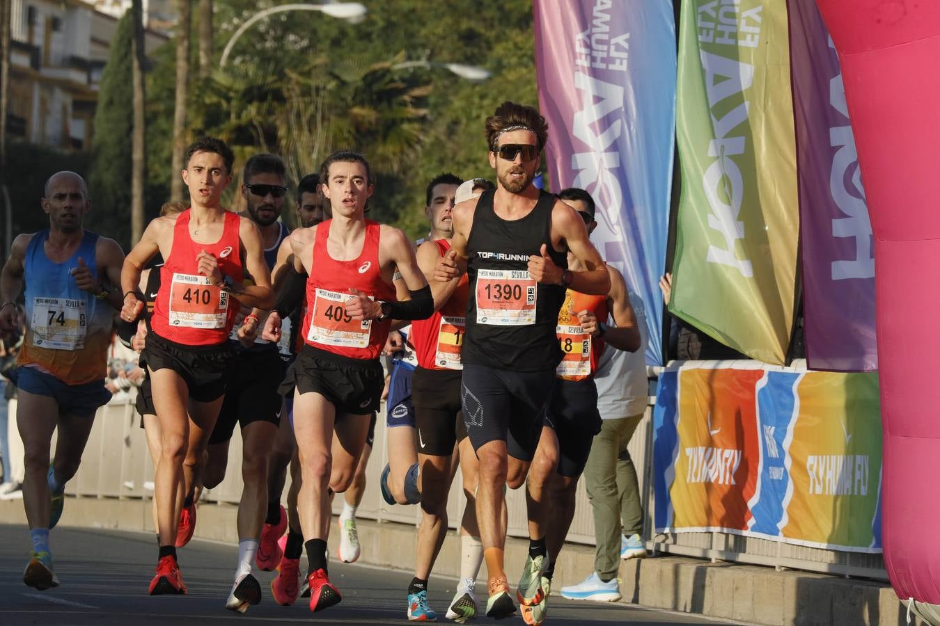 Instantes de los últimos metros de la prueba y los ganadores posando con sus trofeos
