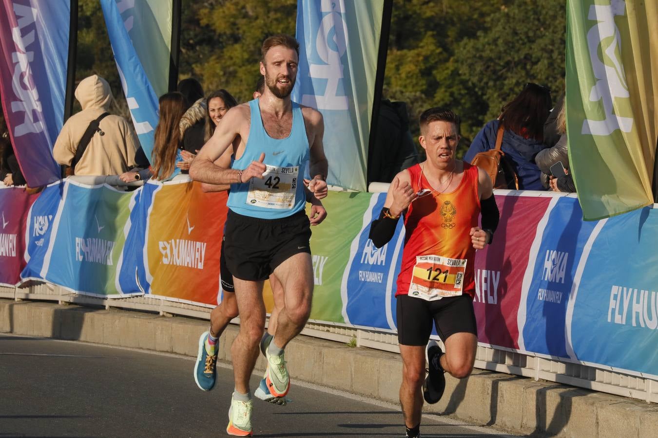 Instantes de los últimos metros de la prueba y los ganadores posando con sus trofeos
