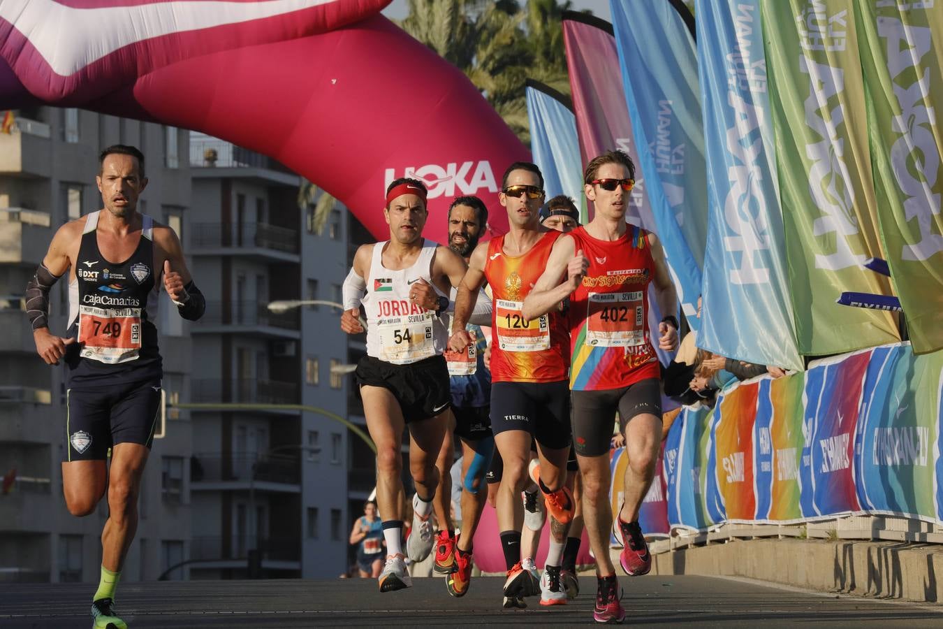 Instantes de los últimos metros de la prueba y los ganadores posando con sus trofeos