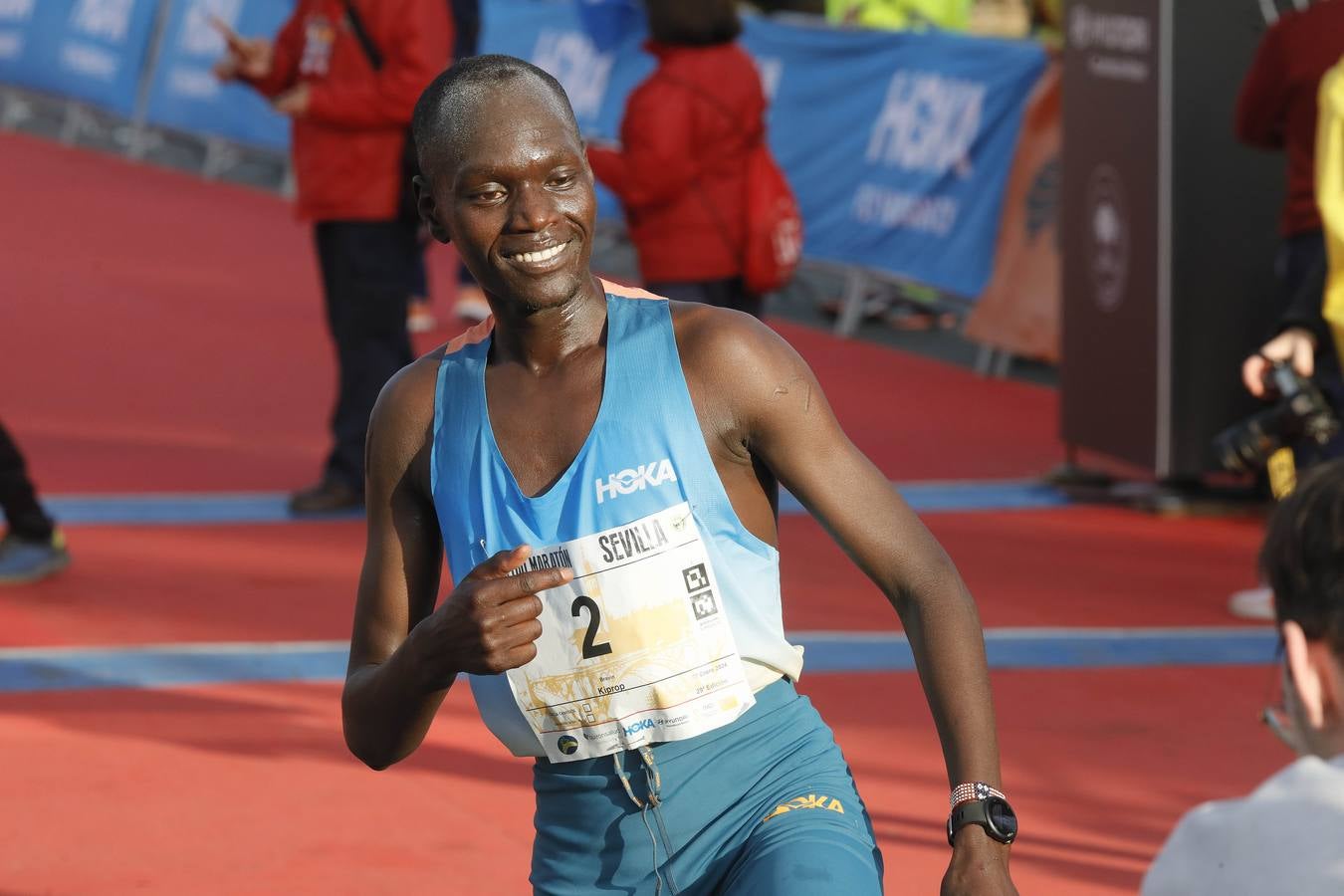 Instantes de los últimos metros de la prueba y los ganadores posando con sus trofeos