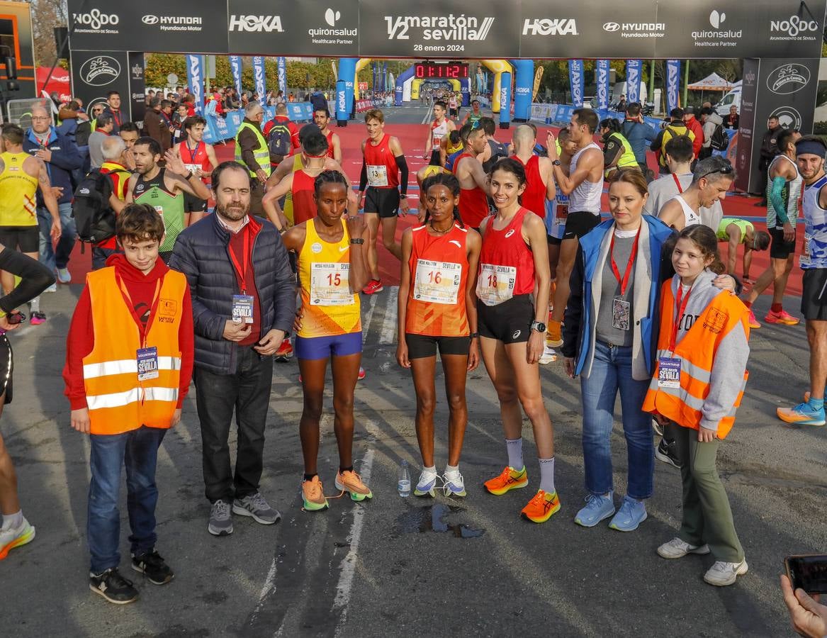 Instantes de los últimos metros de la prueba y los ganadores posando con sus trofeos