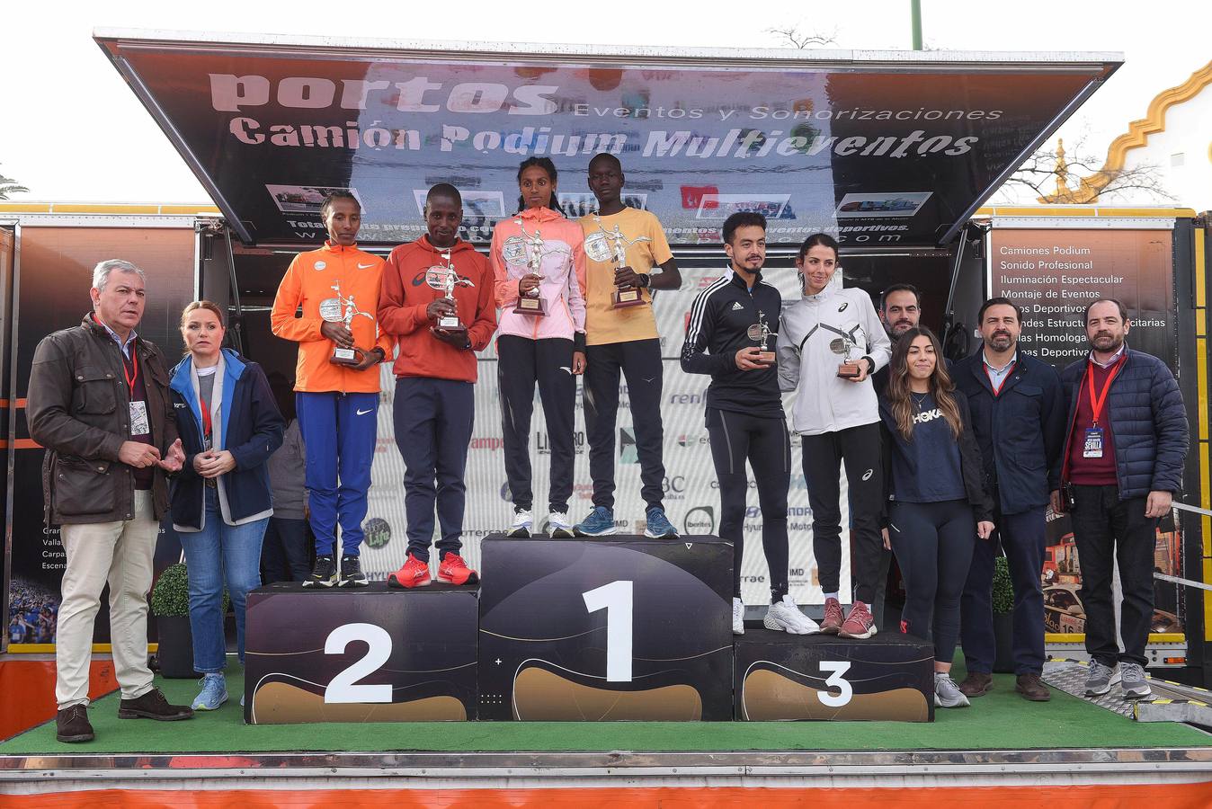 Instantes de los últimos metros de la prueba y los ganadores posando con sus trofeos