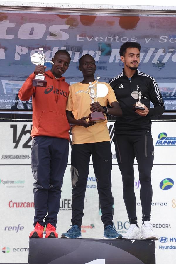 Instantes de los últimos metros de la prueba y los ganadores posando con sus trofeos