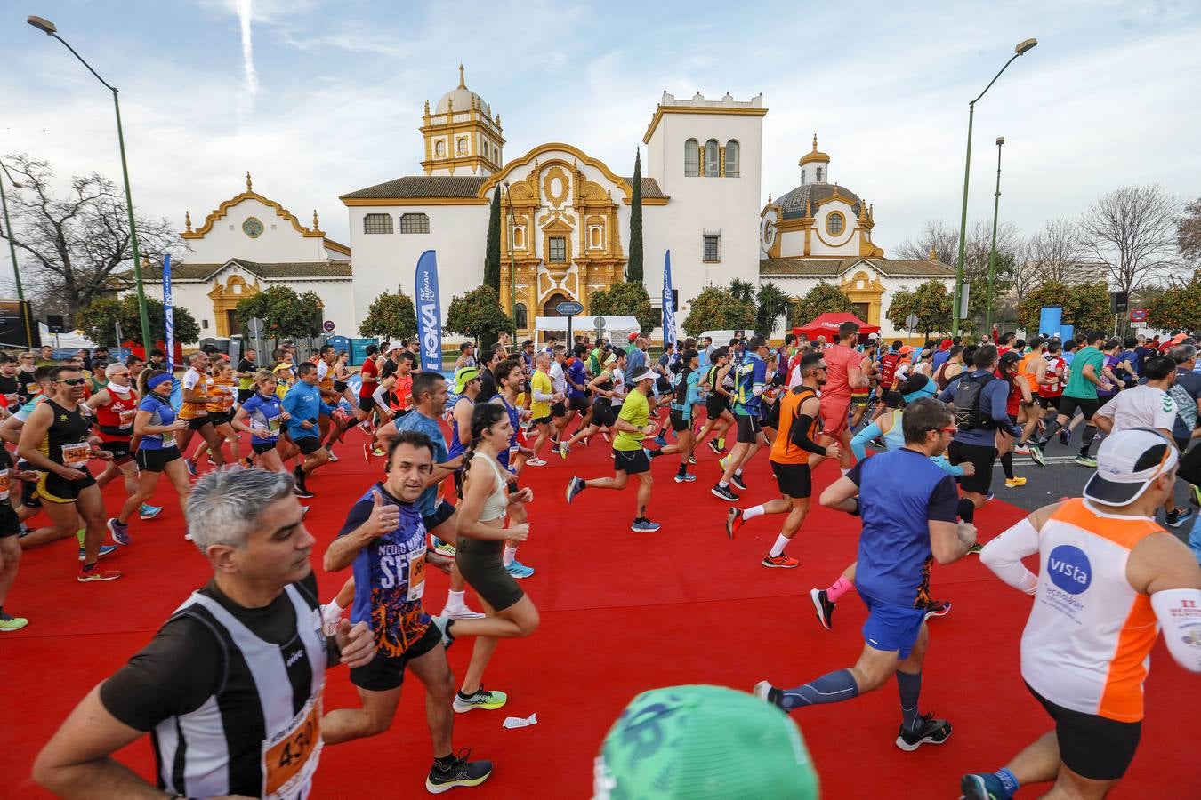 Instantes de los últimos metros de la prueba y los ganadores posando con sus trofeos