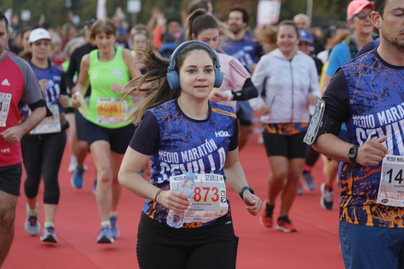 Instantes de los últimos metros de la prueba y los ganadores posando con sus trofeos