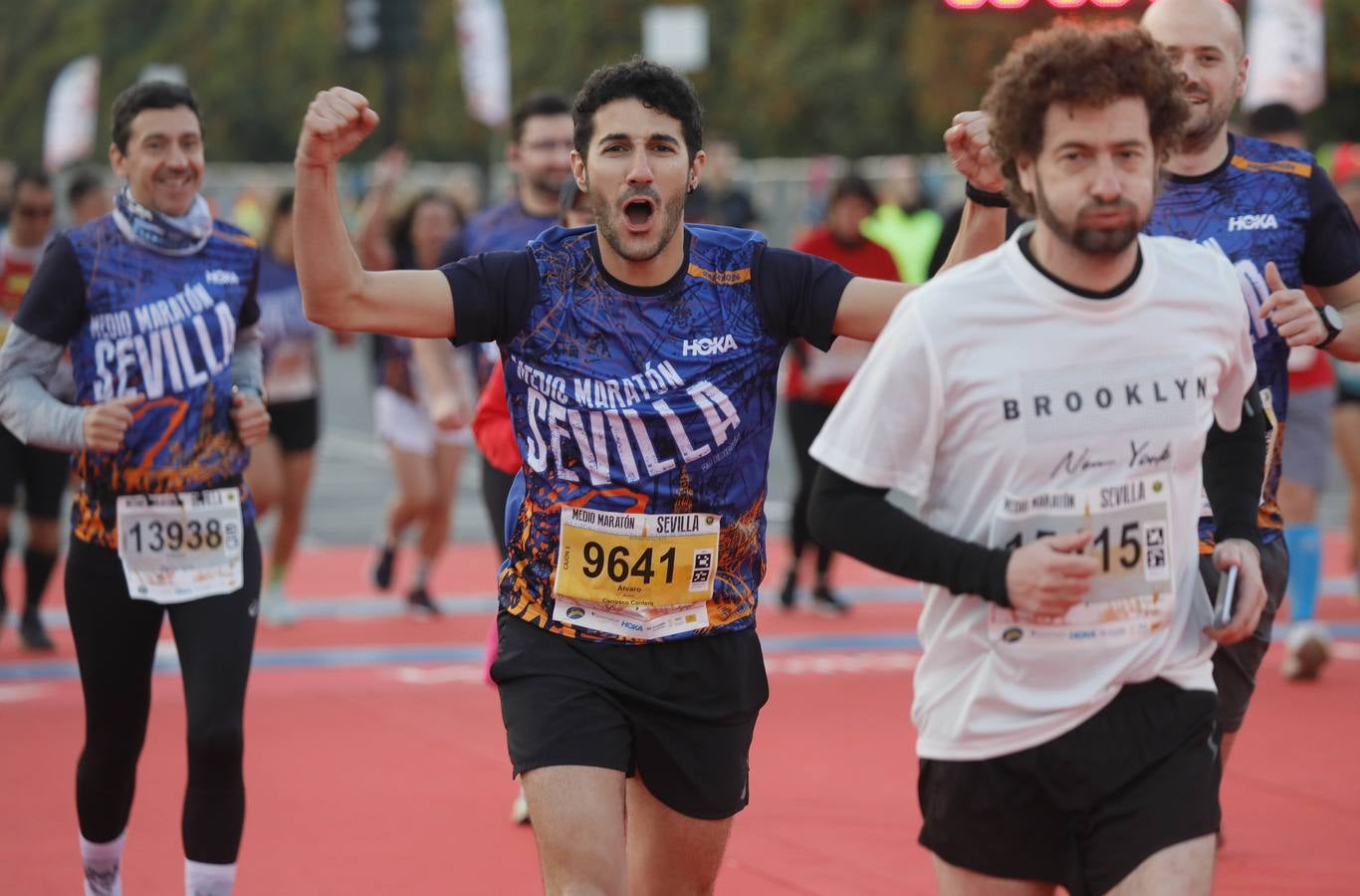 Instantes de los últimos metros de la prueba y los ganadores posando con sus trofeos