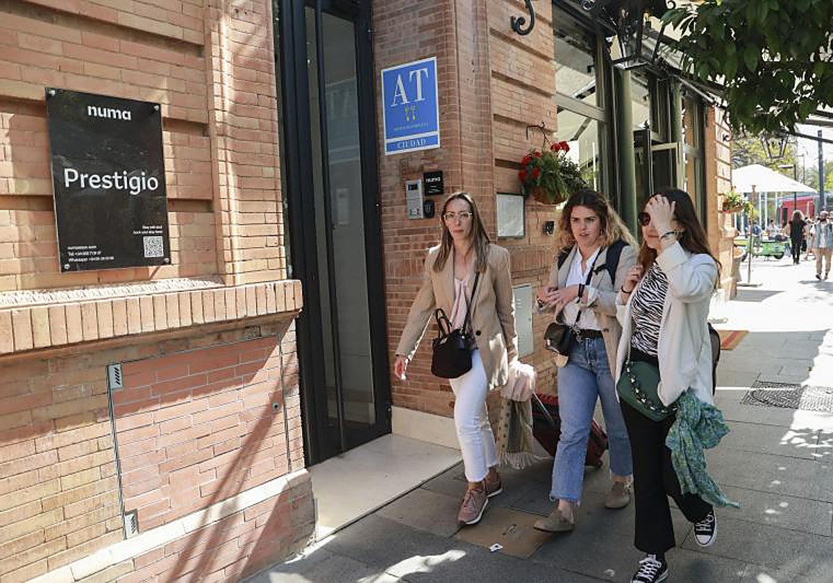 Turistas a su llegada a un edificio de apartamentos turísticos en el Centro