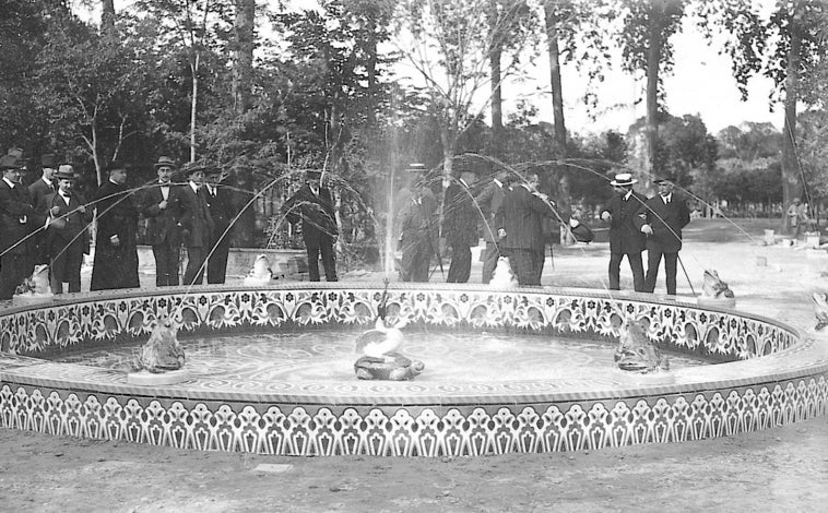 Imagen principal - Las imágenes de ABC de Sevilla: un paseo por la historia del parque de María Luisa