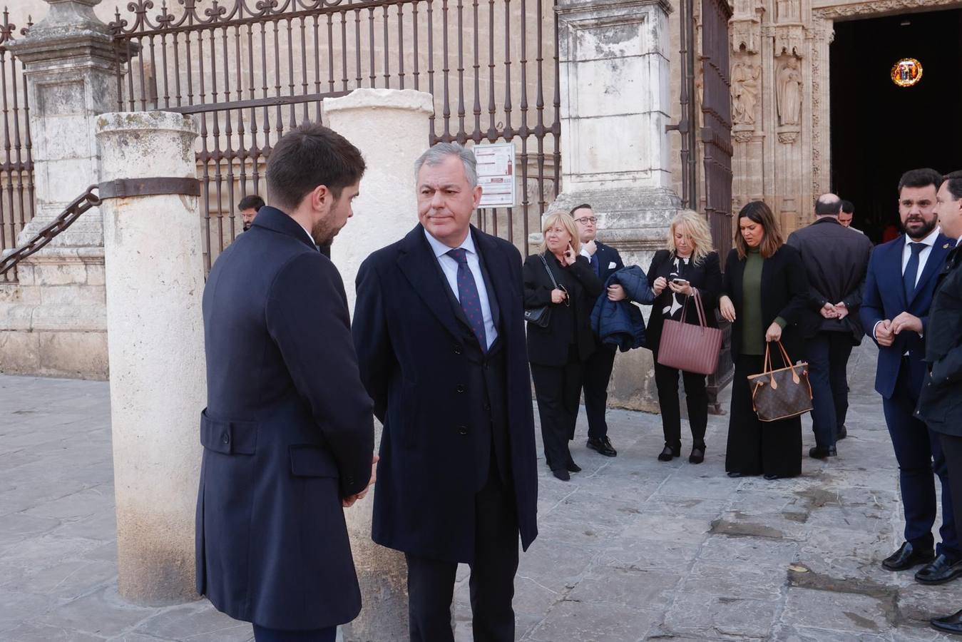 La Capilla Real de la Catedral se llenó de familiares, amigos y compañeros de Alberto y Ascen