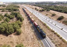 El Puerto de Sevilla licita la ampliación del tren para llegar a la Dársena del Cuarto