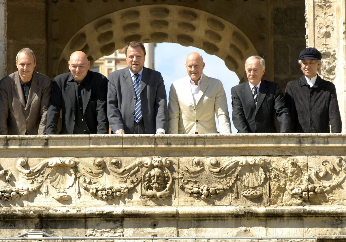 Monteseirín, junto a los arquitectos Norman Foster, Jean Nouvel, Arata Isozaki y Vázquez Consuegra