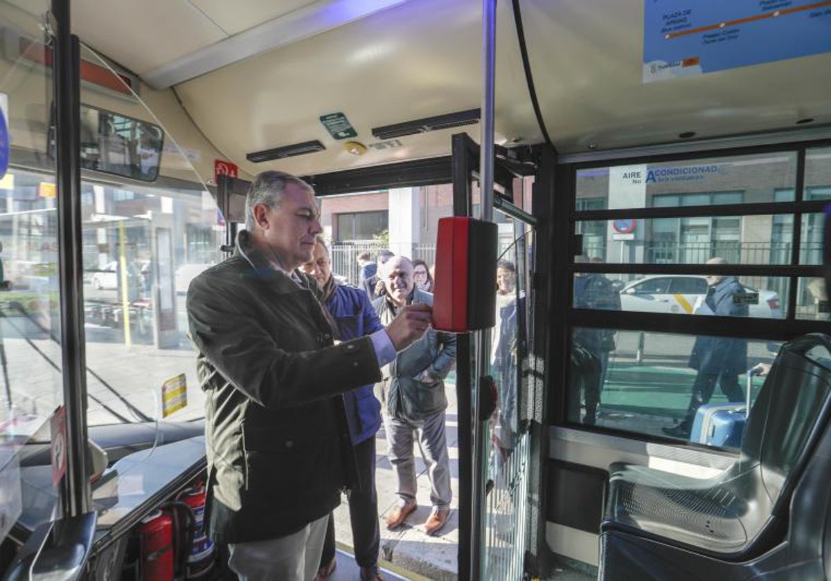 El alcalde José Luis Sanz, pagando con tarjeta en la línea del aeropuerto